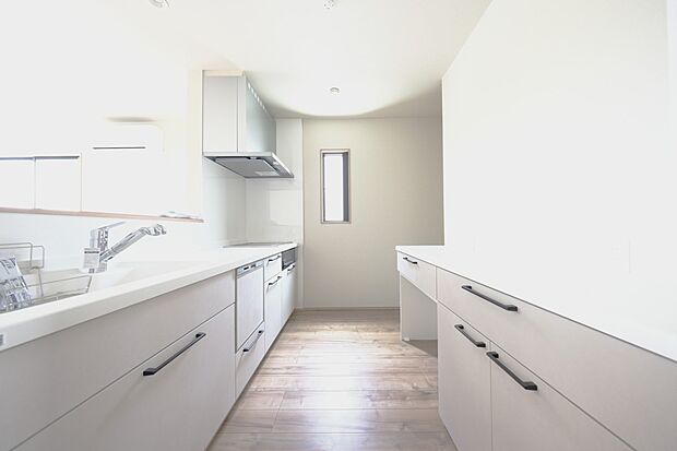 【システムキッチン】カップボードの他、大型パントリーを備えたキッチンスペース・スリムフード換気扇（整流版式）・食洗器完備・ＩＨコンロ採用、太陽光発電の邸宅