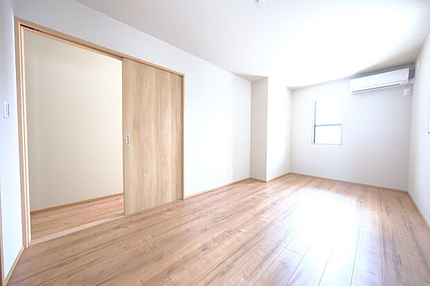 【洋室7.87帖】ウォークインクロゼットを備えた1階洋室・3つの洋室とリビングにエアコン完備