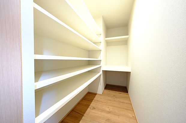 【パントリー収納】キッチン後ろに設けた大型収納