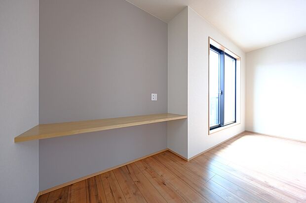 【リビングカウンター】アクセントクロス採用・リビングに造作したカウンター