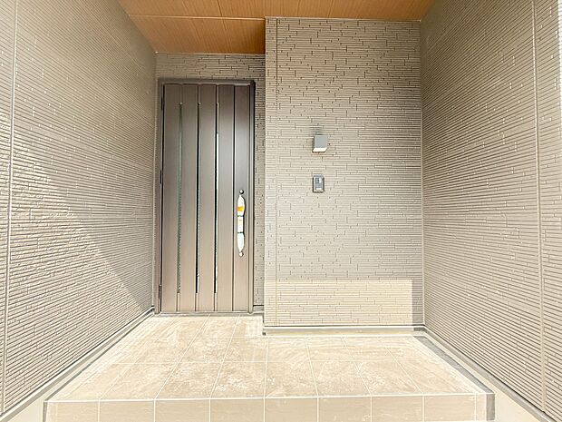 1号棟【玄関】玄関はおうちの顔と言われます。玄関アプローチは、外観デザインの印象を左右します。ご家族の個性を出しながら、素敵な玄関でお客様をお迎えしてください。