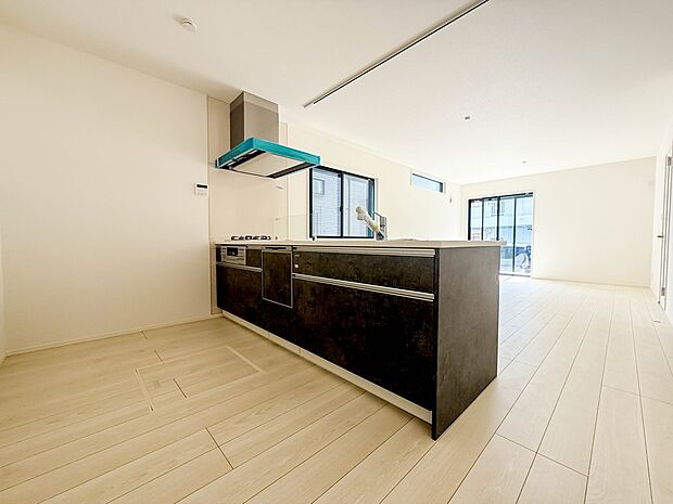 1号棟【キッチン】ナチュラルな自然光の中での調理。会話が弾む対面型キッチン。お洒落な食器類を余裕で収納できるスペース。動きやすい女性目線のキッチン動線。これからはお料理をつくる時間が劇的に変…