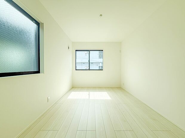 1号棟【寝室7帖】シンプルな内装はおしゃれのポイントです。シンプルは華美より飽きがこないからです。色や模様でおしゃれ感をだす。それがシンプルイズビューティーです。