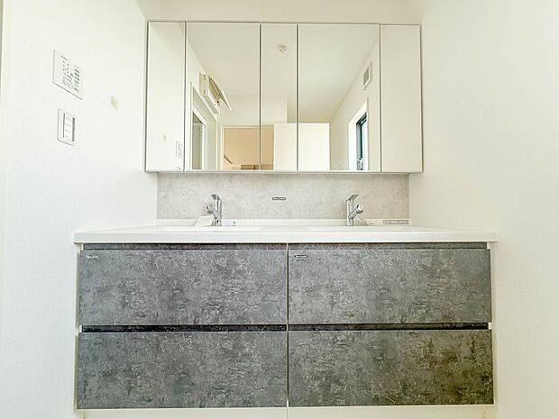 1号棟【洗面台】 十分な大きさの洗面台は、身だしなみチェックや歯磨きなど、朝の慌ただしい時間でもホテルライクなスペースで余裕とゆとりを感じて頂けます。