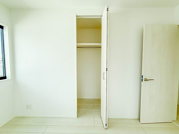 1号棟【収納】壁面クローゼットのメリットは、衣類が横一列に並ぶためひと目で洋服が選びやすいこと。衣類をたくさんお持ちの方も、限られたスペース内に無理なく収納することができます。