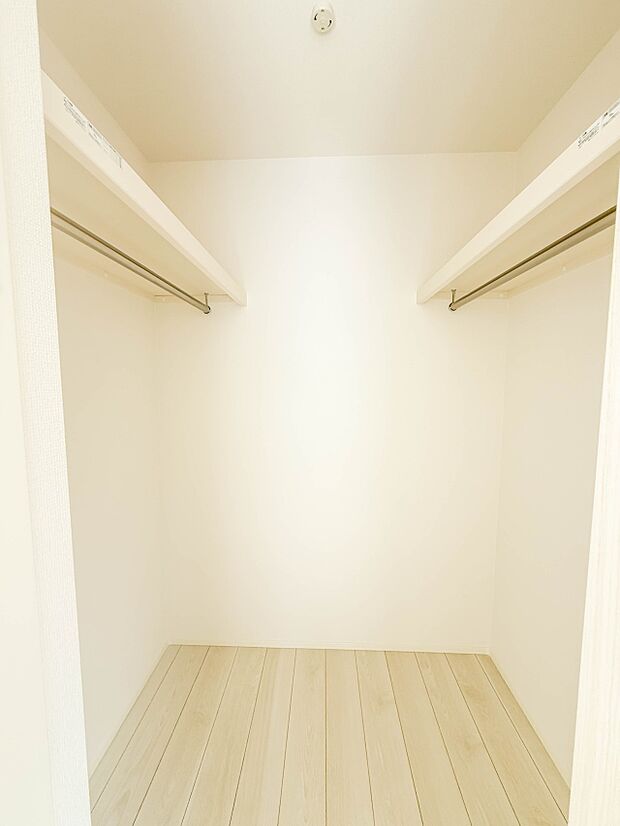 1号棟【WIC(ウォークインクローゼット)】 たくさんの洋服をかけてもシワになりにくいウォークインクローゼット。洋服以外にも、普段使わない家電やスーツケース、ストック品など何でも片付く嬉し…