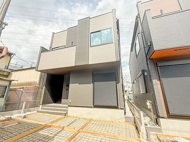 1号棟【現地外観】家族の温かさと陽光の暖かさ、楽しい毎日と明るい未来を予感させる「空間が織り成すひとつ先の住み心地」を演出します。