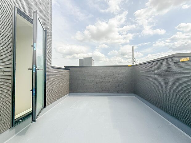 1号棟【スカイバルコニー】屋上はスカイバルコニーになっています。広々としたスペース、どのようにご活用されますでしょうか?