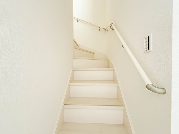 1号棟【手すり付き階段】手すりがないと階段の昇り降りで危険なことはもちろん、壁に手をつきながら歩くことで壁紙が汚れやすくなります。すべての方に快適に昇り降りしていただくため、手すりを設置しま…