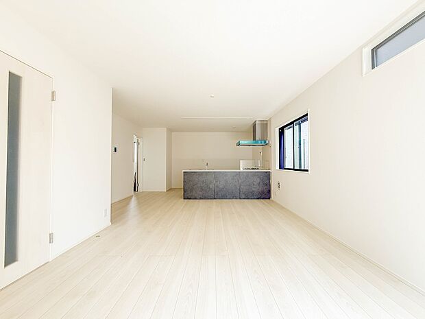 1号棟【LDK20帖】インテリアショップで見掛けた「あの家具」も置ける、ゆったりとした空間。時に広さが上質な寛ぎの時間になる事も。