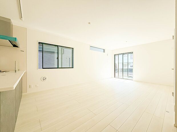 1号棟【LDK20帖】会話でホッとコミュニケーションできるリビング。料理でホッとハピネスになるキッチンなど。人をホッとさせる最新設備・仕様を採用しています。