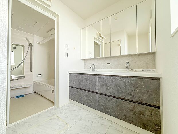 1号棟【脱衣所】脱衣所、洗面所は小さなプライベートスペース。歯磨き、洗顔と毎日施す個人空間。換気も設置して、熱気などを開放して、爽やかなスペースになるように設計されています。