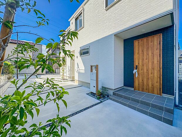 【玄関アプローチ】玄関はおうちの顔と言われます。玄関アプローチは、外観デザインの印象を左右します。ご家族の個性を出しながら、素敵な玄関でお客様をお迎えしてください。