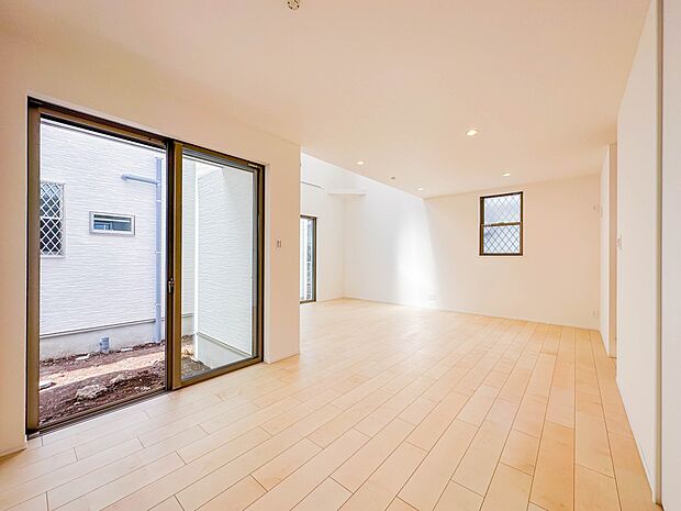 【リビング-B号棟-】吹き抜けがある明るい家族ルーム。