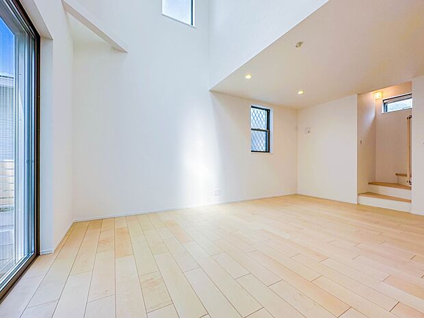 【リビング】インテリアショップで見掛けた「あの家具」も置ける、ゆったりとした空間。時に広さが上質な寛ぎの時間になる事も。