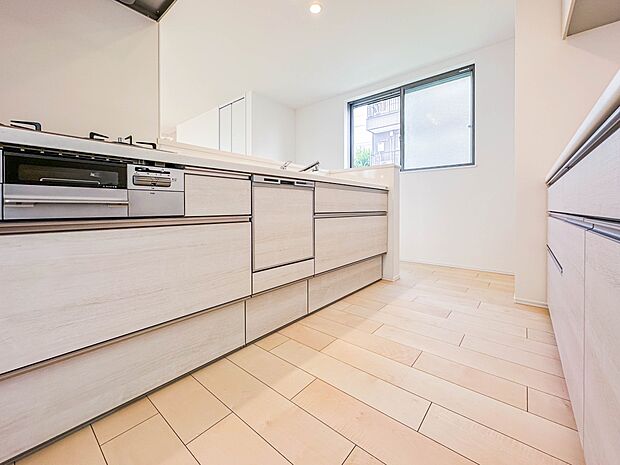 【キッチン】カップボード備え付けで収納力もあるので、快適に料理をすることができます。食器や炊事用具を手の届くところに配置しやすいため調理もスピーディーですよ。