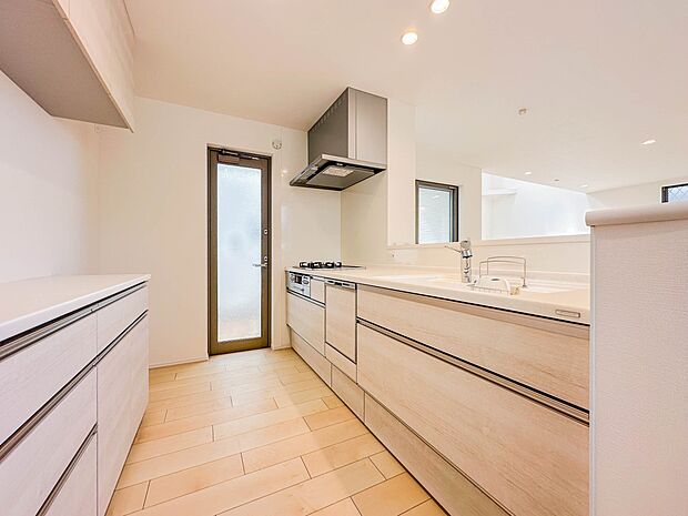 【キッチン】カウンターキッチン(対面キッチンタイプ) 開放感あるリビングを見ていると家事も楽しくなります。