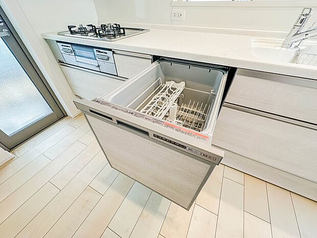 【ビルトイン食器洗乾燥機】食洗機は高温のお湯や高圧水流で汚れを効果的に落とし殺菌効果も期待できます。