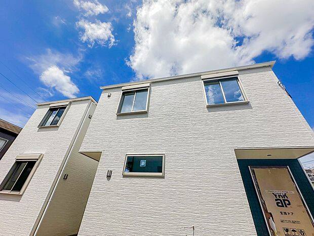 【外観-B号棟-】太陽の陽光がたっぷりと降り注ぐ明るい邸宅です。