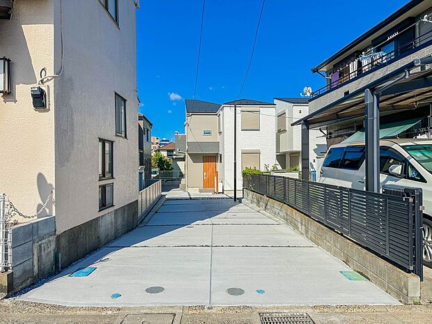 【現地外観-協定通路部分-】前面道路へ出る際に通る通路です。お子様にも安心いただける環境です。