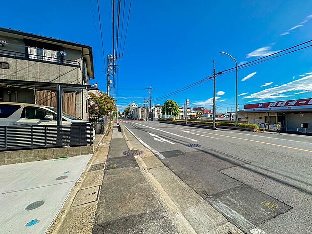 【前面道路-約13.0M-】お車で外出の場合はここから出発します。比較的広い道路のためお出かけしやすいです。