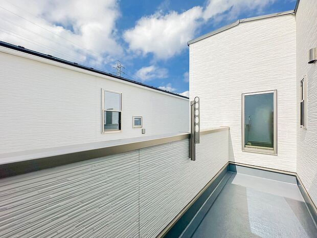 【バルコニー】 朝の澄んだ空気や、夕方に吹く清々しい風を五感で感じられるバルコニー。屋外にあって、住まいの中でも本当の自然を感じられるスペースです。