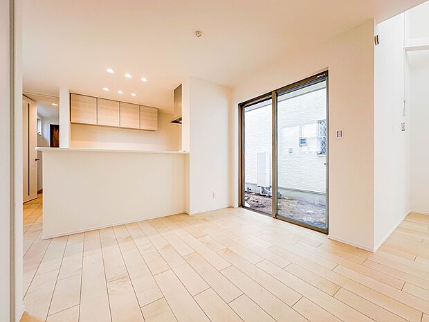 【ダイニング】忙しい朝でも家族揃って食事をしたいゆとりあるダイニングスペース。