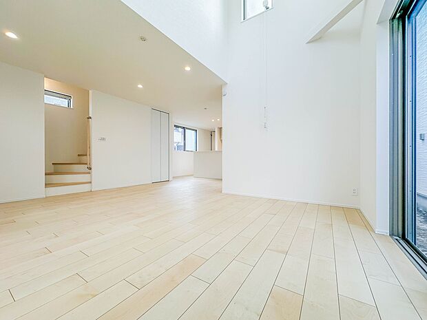 【吹き抜けのあるリビング】リビング天井は吹き抜けにつき開放感がり、2階のお子様ともコミュニケーションが図れます。