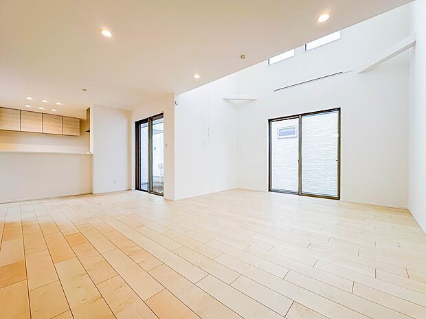 【リビングダイニング】リビングにいるお子様と会話をしながら家事ができるカウンターキッチン。いま手があいているか、忙しそうなのか相手の様子を伺いながらコミュニケーションをとる訓練にもなります。…