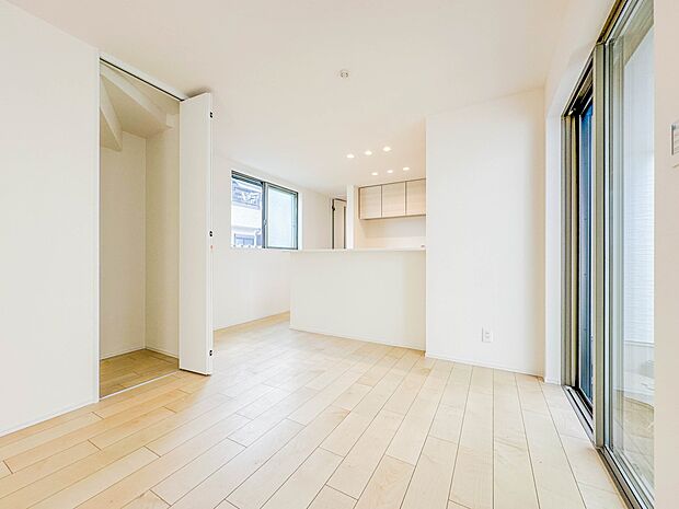 【Dining】ダイニングテーブルを置いても十分な広さが確保されており、横には収納スペースもあるので重宝します。