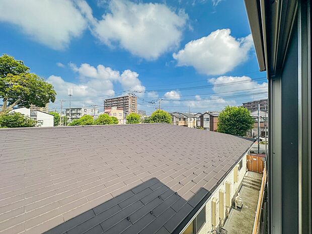 【View-眺望】眺望や窓からの景色が良いと、家で過ごす時間も快適です。隣地は平屋の建物のため遮ることなく眺望を楽しめます。