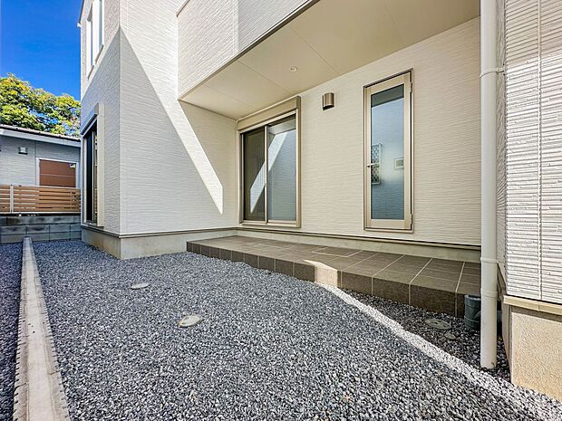 【庭-B号棟-】お庭があることで開放感が違います。建物の内部に光や風などを採り入れやすくなり住居環境がより良好になります。また多目的にご利用できます。