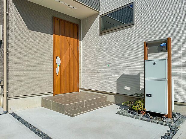 【玄関】玄関へ向かうまでのアプローチに漂う上質が期待感をもたせます。玄関は建物の顔。落着きを醸し出した自己主張が心に訴えてきます。