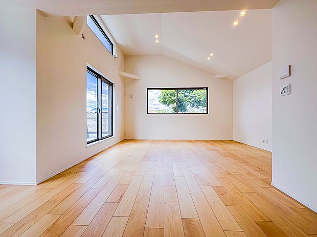 【リビング】整然とした空間演出、快適な理想の暮らしの実現は家のみの拘りではなく、そこで暮らす方々にとって素敵な環境であることも挙げられると思います。四季折々の変化が奏でる鼓動を楽しんで下さい…