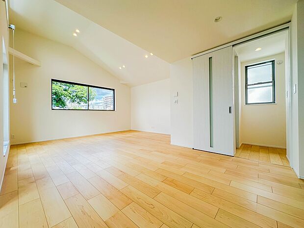 【リビング】光が溢れ、風も溢れ、居心地のよい住空間、自然体で過ごせる住空間にリビングを。それは住むというシンプルなカタチをどこまでも追求してきた結果です。新築の厳かな居住性を身体全体で感じて…