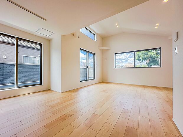 【リビング】うららかな陽射しがどのお部屋にも降り注ぎますように、快適さを追求した間取設計。得難い立地環境での生活を恵みの豊かな永住の地へと変えてくれます。