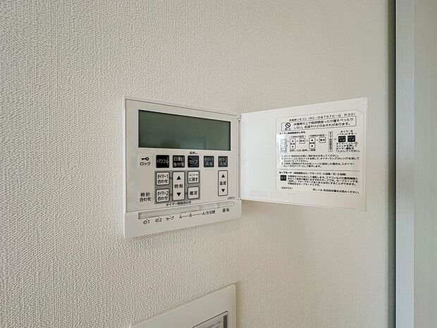 【床暖房】 空気が汚れず、ほこりもでない床暖房は、アレルギーをお持ちのお子さまがいらっしゃるご家庭でも安心してお使いいただける暖房システムです。