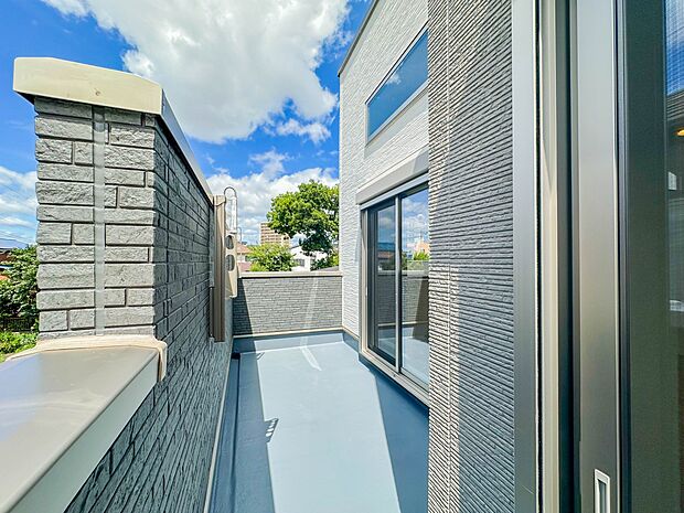 【バルコニー(南向き)】南バルコニーから差し込む陽光・通風は、住環境・快適性と共に有り続ける貴重な「財産」です。この新築戸建に住まう事で手に入れるものは、きっと日常にとっても貴重な存在となる…