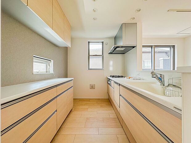 【Dining‐Kitchen】カップボード備え付けで使いやすいキッチンスペースです。