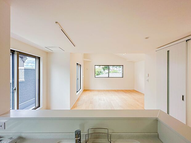 【ダイニングキッチン】料理をしながら、後片付けをしながら家族で会話を楽しみたい空間。