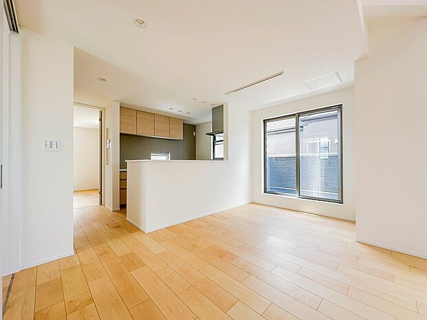 【ダイニング】広々としたリビングダイニング。ゆったりとしたキッチン。生活動線をLDK に集中させ、ご家族が過ごしやすい空間設計にしました。