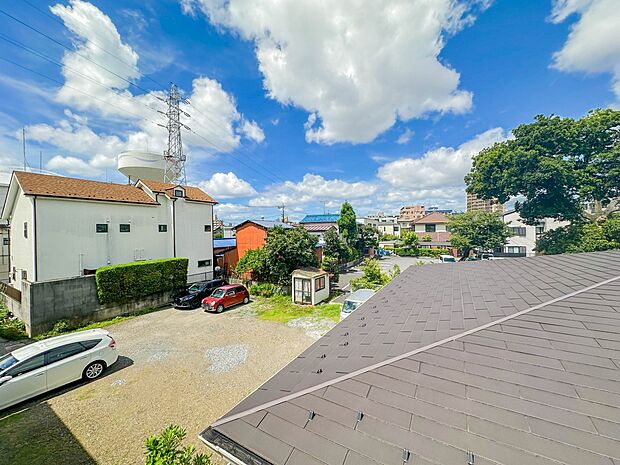 【眺望】隣地が平屋の建物につき目線を遮るものがなく、気分爽快なviewが楽しめる贅沢な眺望です。
