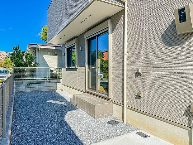 【庭-A号棟-】プランター等をおいてガーデニングが楽しめます。