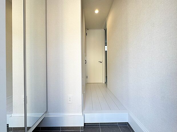 B号棟【玄関】玄関はおうちの顔と言われます。玄関アプローチは、外観デザインの印象を左右します。ご家族の個性を出しながら、素敵な玄関でお客様をお迎えしてください。