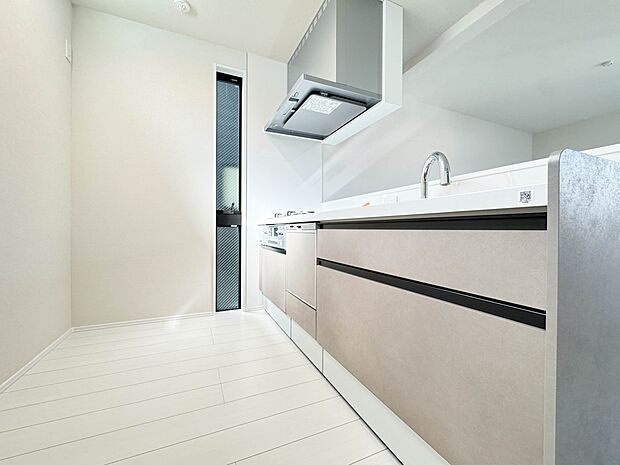 B号棟【LDＫ10.5帖】カウンターキッチンは広くて収納力もあるので、快適に料理をすることができます。食器や炊事用具を手の届くところに配置しやすいため調理もスピーディーですよ。