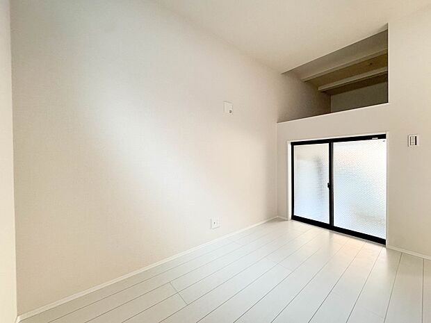 B号棟【居室4.1帖】シンプルな内装はおしゃれのポイントです。シンプルは華美より飽きがこないからです。色や模様でおしゃれ感をだす。それがシンプルイズビューティーです。