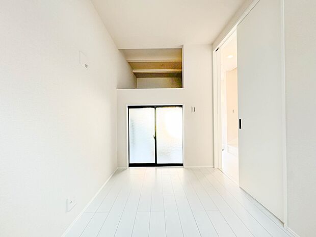 B号棟【居室4.1帖】シンプルな内装はおしゃれのポイントです。シンプルは華美より飽きがこないからです。色や模様でおしゃれ感をだす。それがシンプルイズビューティーです。