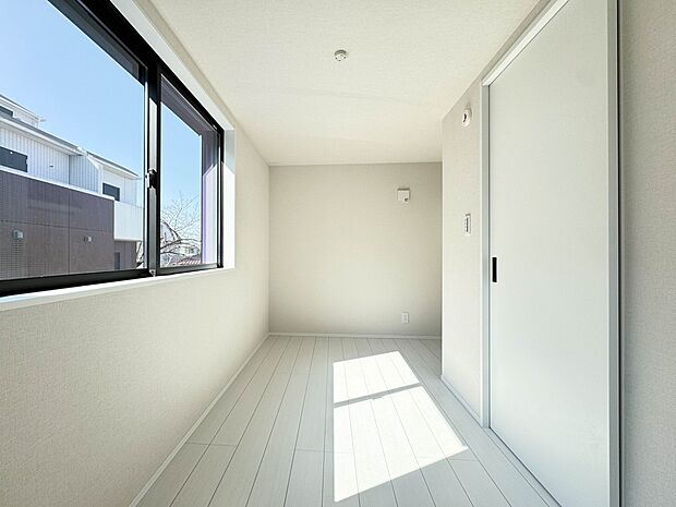 B号棟【居室4.2帖】お子様のお部屋にぴったりなクロークを備えたフローリング仕様の洋室です。