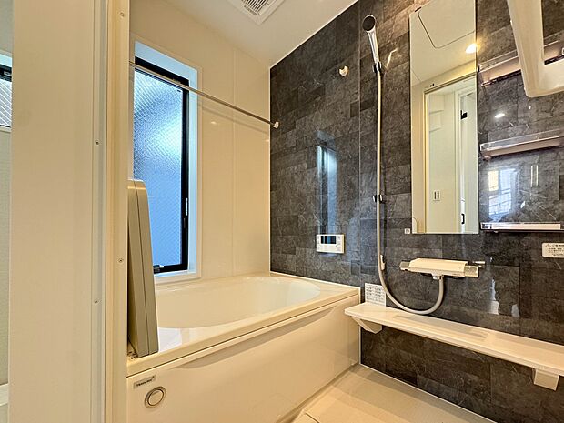 B号棟【浴室】浴室は一日の疲れを癒す場所だから、家族みんながゆったりできる快適設計。追い炊き機能付きオートバス。安定した温度で、いつでも快適に入浴できます。