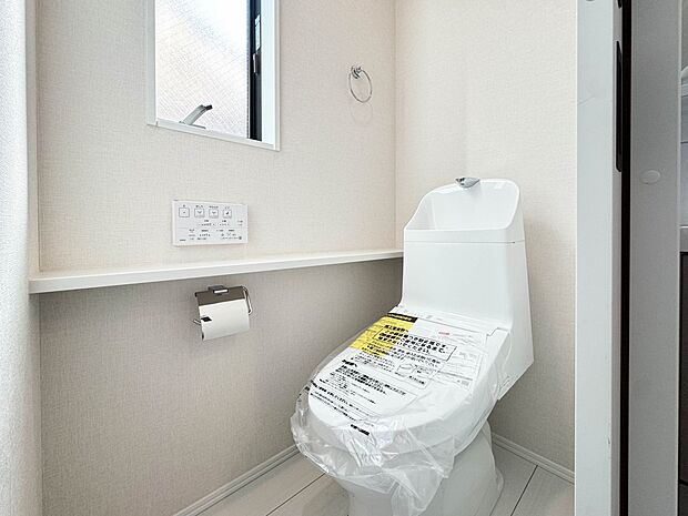 B号棟【トイレ】ウォシュレット付。快適で衛生的な洗浄機能付温水シャワートイレです。